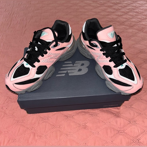 New Balance 9060 Kids size 4.5 EUC - Picture 6 of 8